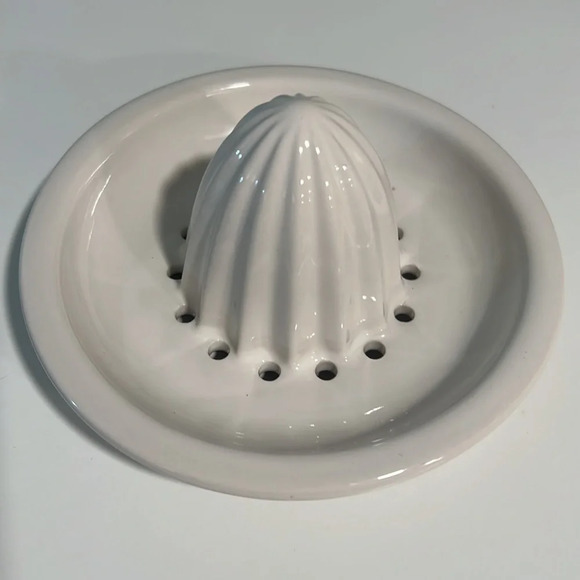 Rae Dunn ‘JUICE’ 2 Piece Juicer. - Picture 5 of 6